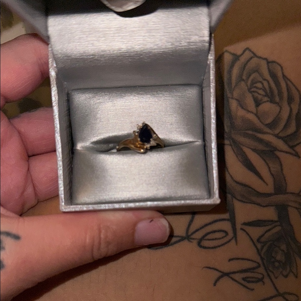 Yellow gold sapphire ring with diamond